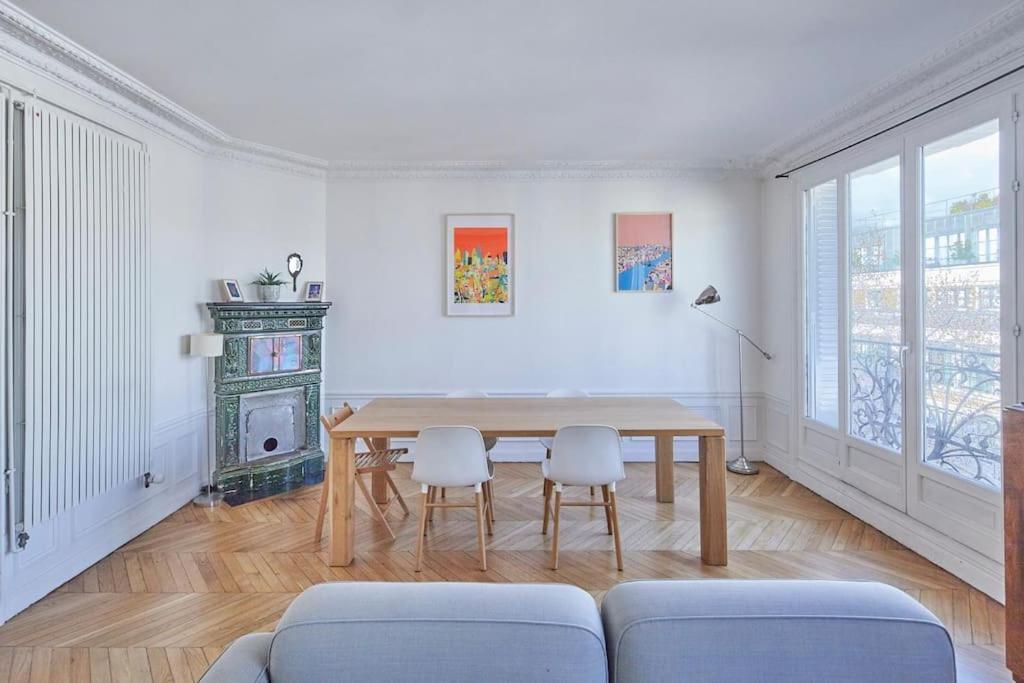 Ideal Family In 11th Apartment *
