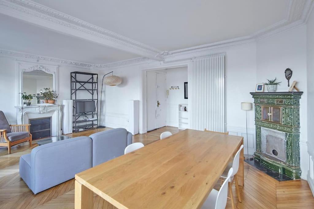 Ideal Family In 11th Apartment *